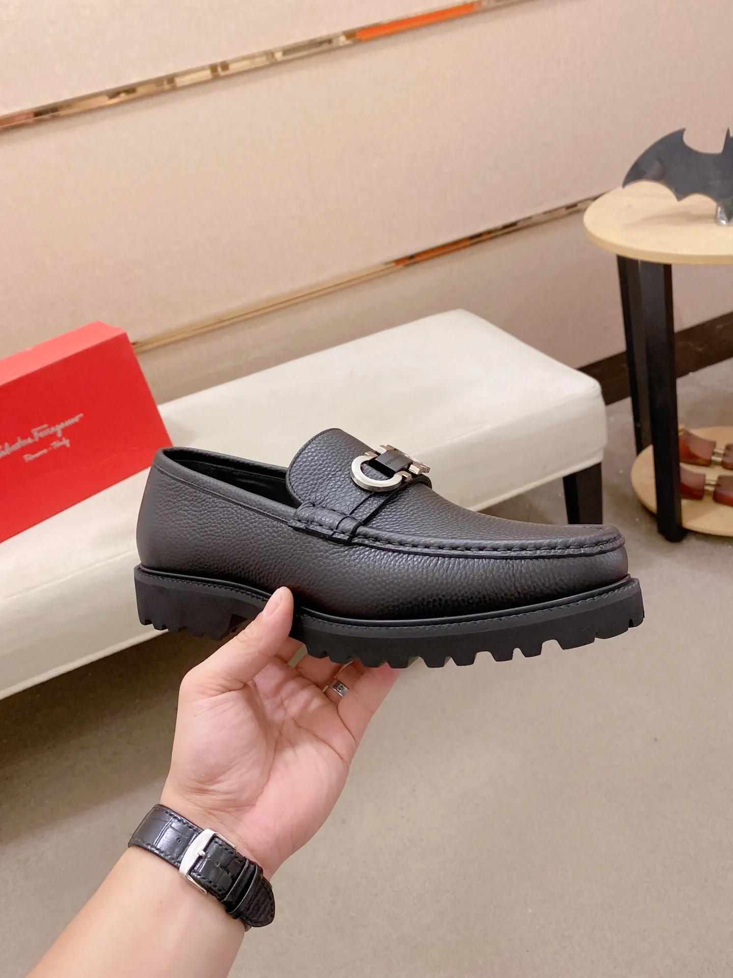 Men's shoes💰: 560💰 High version Ferragamo quality! 🆕🆕Exclusive hot-selling products in stock🔥🔥New products on the shelves, high-quality shoes, high-end driving shoes, with complete packaging! 💪 💪 Material: imported patented cowhide 🐂 + imported high-quality water-dyed cowhide lining + wear-resistant outsole 👍🏻👍🏻 Features: high-end and comfortable, purely handmade 🚀 🚀 Create the perfect shoes that suit you best 🔥 🔥 Size: (38-44) Can be customized 45 non-returnable!